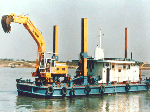 Three pile positioning dredger